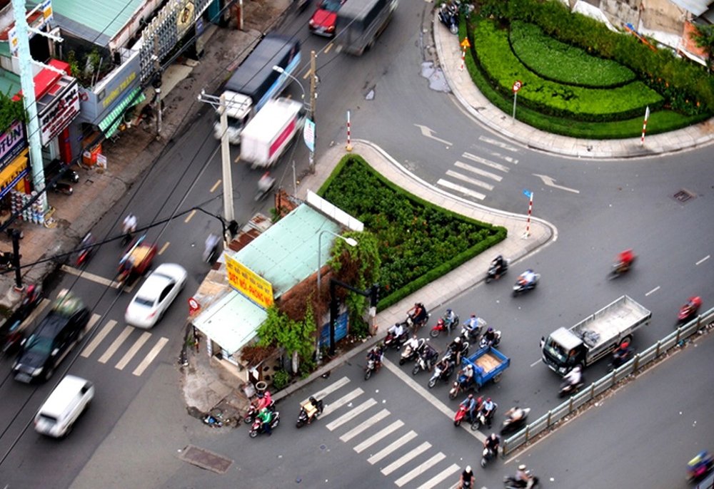 Tại nơi đường giao nhau không có báo hiệu đi theo vòng xuyến phải nhường đường cho xe đi đến từ bên phải/